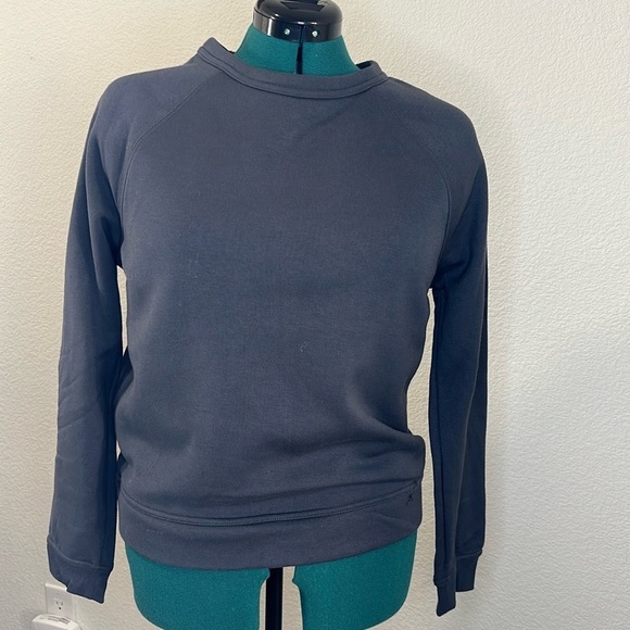 **NWT** Universal thread sweatshirt size M - Picture 1 of 3